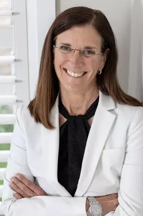 Amy Young, London, Real Estate Agent