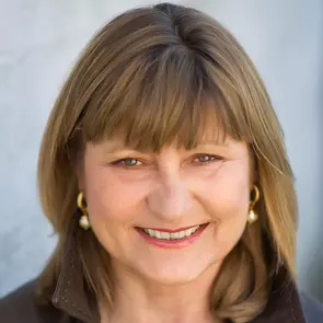 Georgina Stogios, Hamilton, Real Estate Agent