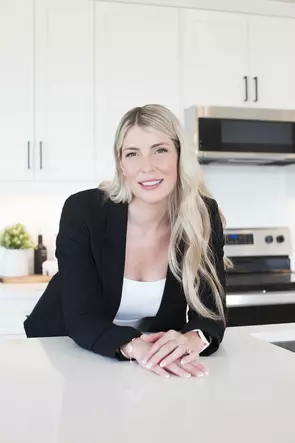 Holly Tornabuono, London, Real Estate Agent
